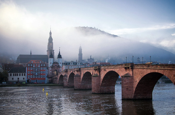 Auch im Herbst äußerst romantisch: Die Alte Brücke in Heidelberg. 