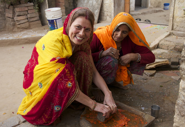 Sarah Wiener in Indien bei der Herstellung von Chili-Paste. (Foto:  zero one film)