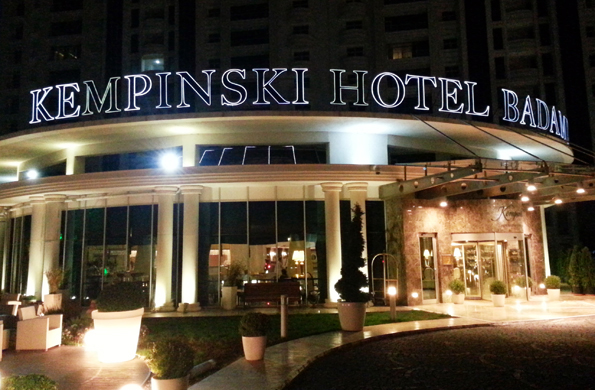 Von außen wenig ansprechend: das Kempinski Hotel Badamdar in Baku. (Foto Karsten-Thilo Raab)