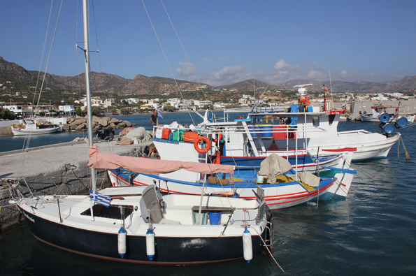 Im kleinen Hafen von Makrigialos dümpeln bunte Fischerboote vor sich hin. (Foto: Karsten-Thilo Raab)
