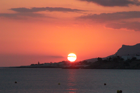 Im Spätherbst geht die Sonne auf Kreta früh unter, zeigt sich aber von ihrer faszinierendsten Seite. (Foto Karsten-Thilo Raab)