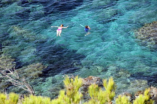 Das türkisblaue Wasser in der Bucht von Makrigialos lädt bis spät in den Herbst zum Baden ein. (Foto: Karsten-Thilo Raab)