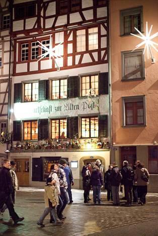 Stimmungsvoll erleuchtet  präsentiert sich St. Gallen in der Vorweihnachtszeit. 
