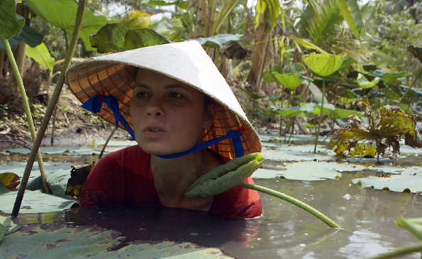 Sarah Wiener erntet Lotuswurzeln im vietnamesischen Can Tho. (Foto: zero one film)