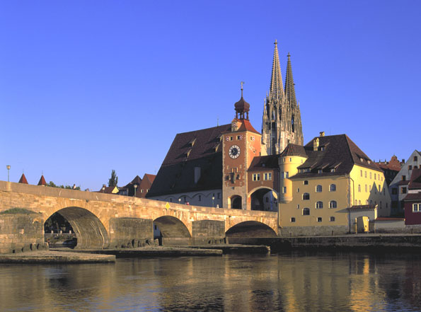 Die Wahrzeichen von Regensburg: die Steinerne Brücke und der Dom St. Peter.