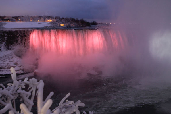 Beim traditionellen „Winter Festival of Lights“  werden die Niagara Fälle stimmungsvoll in Szene gesetzt. (Foto Ontario Travel)