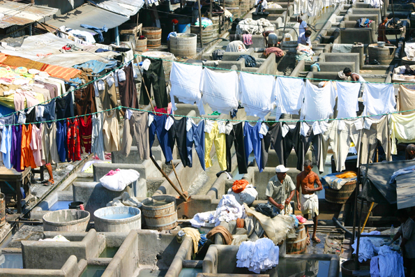 Im Dhobi Ghat finden sich Waschbecken und Wäsche soweit das Auge reicht. (Foto Karsten-Thilo raab)