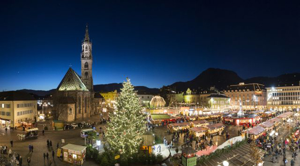 Ganz Bozen ist während des Weihnachtsmarktes prächtig ins Licht gerückt.