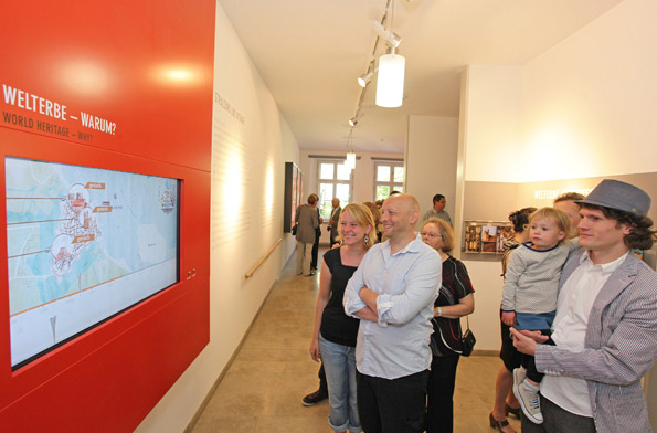 Multimedial erläutert die Welterbeausstellung in Stralsund, warum die UNESCO die Stadt unter ihren Schutz gestellt hat. 