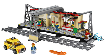 Kleiner Haltepunkt für kleine Lokführer: Der LEGO City Bahnhof. 
