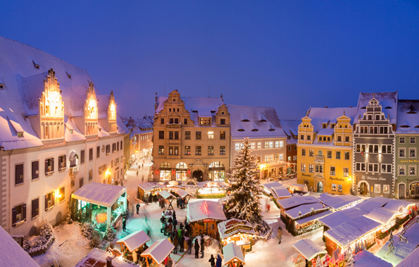 Zuckerbäckertraum in Sachsen: Der verschneite Weihnachtsmarkt in der Altstadt von Meißen. (Foto Daniel Bahrmann)
