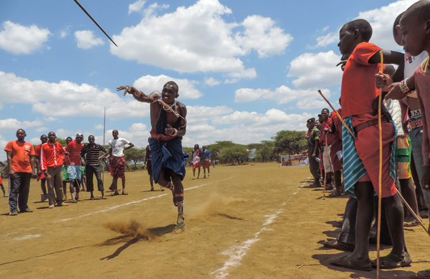 Der Spoeerwurf bei den Maasai Olympics erinnert  an die olympische Sportart. (Foto: Nikk Best)
