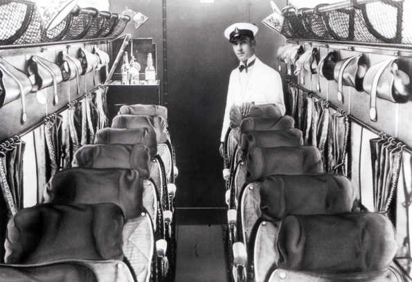 Bereits im Jahre 1927 bot British Airways-Vorgänger Imperial Airways auf der Strecke London-Paris Reisenden das erste Bordmenü. Fluggäste konnten sich an Gebäck und Sandwiches, Tee und Bier sowie Whiskey und Mineralwasser erfreuen. 