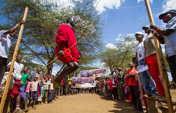 Hochsprung aus dem Stand nach dem Vorbild traditioneller Tänze darf bei den Maasai Olympics nicht fehlen. 