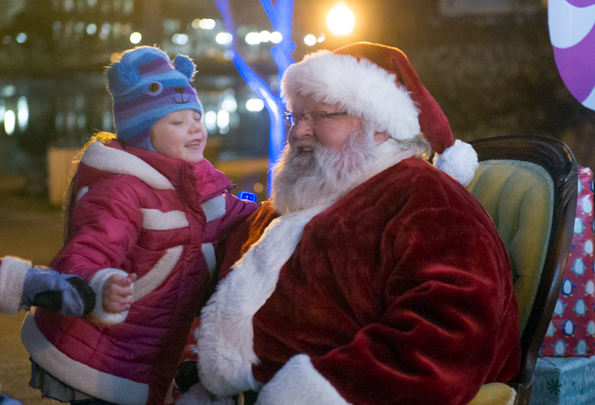 Natürlich stattet auch "Santa Claus" dem "Stroll on State" in Rockford einen Besuch ab. (Fotos Rockford Area CVB)