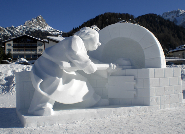 Schneeskulpturenwettbewerb in Wolkenstein: Sechs ausgewählte Grödner Künstler formen ihre Figuren in diesem Jahr zum Thema „Dolomiten – UNESCO Welterbe”.