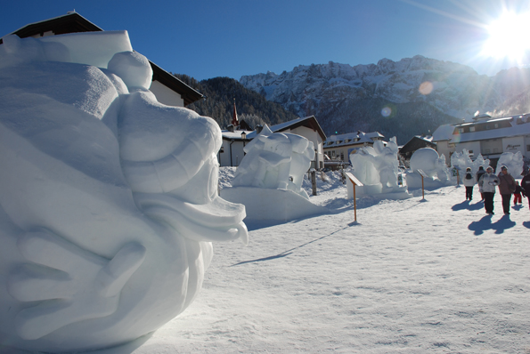 Von 27. bis 30. Dezember 2014 können Urlauber jeden Arbeitsschritt an den meterhohen Schneeskulpturen mitverfolgen. (Fotos: Val Gardena-Gröden Marketing)