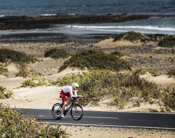 Zahlreiche Hotels bieten umfassende Radsportpakete sowie geführte Ausfahrten an. www.turismolanzarote.com Foto (download): Volle (Muskel-)Kraft voraus – speziell für Rennradler gibt’s auf Lanzarote sechs ausgewiesene Strecken. (Foto Diego Santamarí)