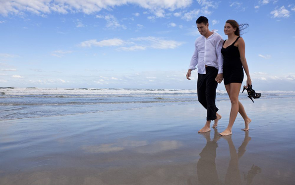 Für viele frisch Vermählte ein Teil der Flitterwochen: ein romantischer Spaziergang am Strand. 