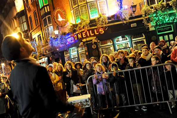 Mit einer gigantischen Straßenparty stimmt sich Dublin auf den Jahreswechsel ein. 