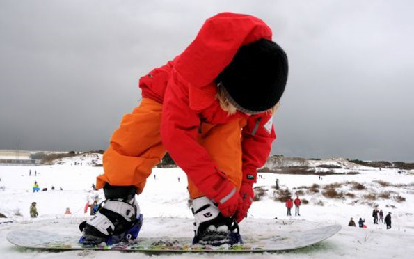 Ungewöhnlicher Sport für Hollands Küste: Snowboarden in den Dünen von Noordweijk. (Foto Noordwijk Marketing)