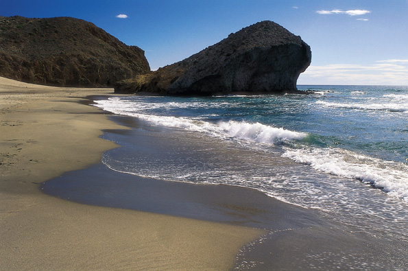 Auch spektakuläre Strandabschnitte wie hier der San Jose Strand im Monsul Naturpark finden sich in Almeria. 