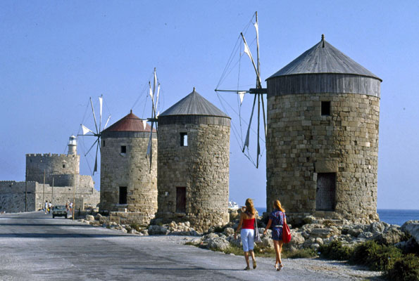 Am Hafen von Rhodos kann man noch die alten Windmühlen bestaunen. (Foto: djd)