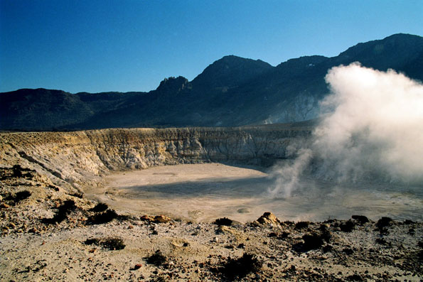Beindruckendes Ausflugsziel auf der Vulkaninsel Nissyros ist der 30 Meter tiefe Krater "Stefanos". (Foto: Artin Karakasian)