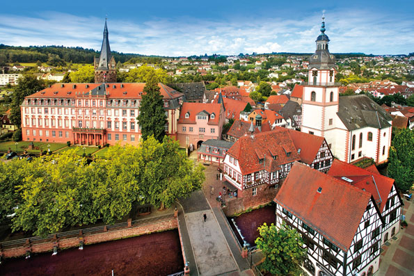 Im Etappenort Erbach sollte man einen Rundgang durch die historische Altstadt, das Erbacher Schloss oder das Deutsche Elfenbeinmuseum unternehmen.