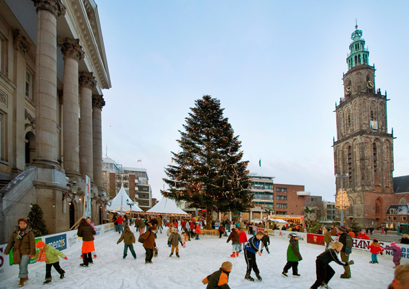 Mit Blick auf den Martiniturm – im Volksmund auch der „Olle Grieze“ genannt - lässt sich in Groningen Schlittschuhlaufen. 