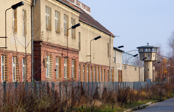 Hinter trutzigen Mauern liegt das ehemalige Stasi-Gefängnis im Nordosten von Berlin. (Foto: Karsten-Thilo Raab)