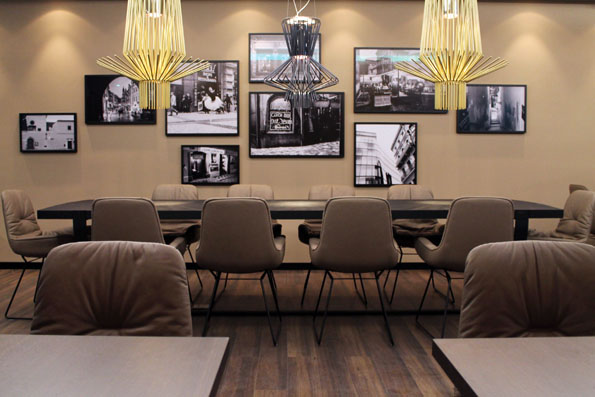 Modernes Design prägt die Lounge im neu eröffneten Motel One Prag. 