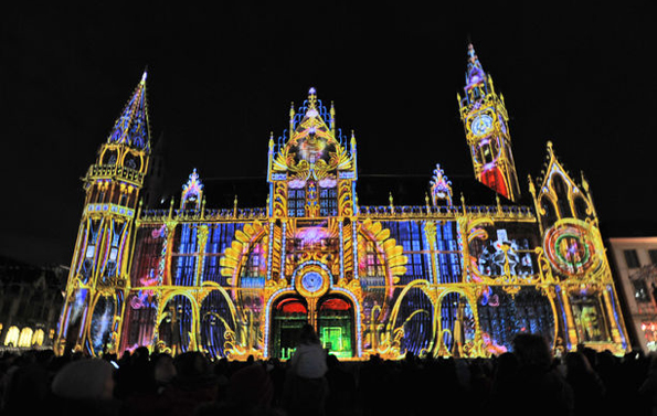 Gecshickt wird beim Lichtfestival in Gent mit Effekten gearbeitet. (Foto Flanmdern Tourismus)