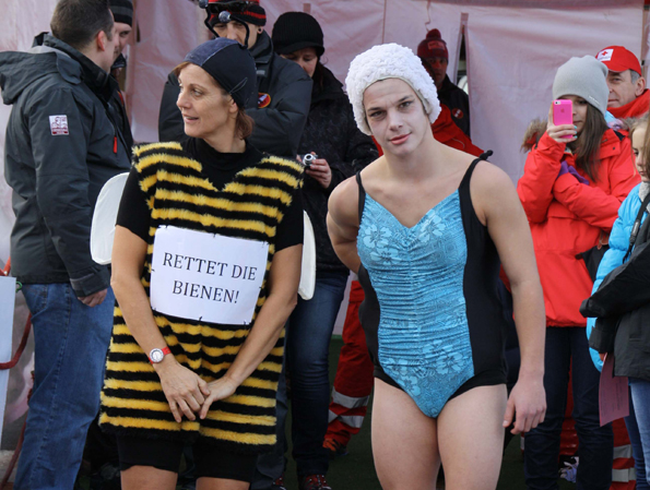 So manche Teilnehmer beim Silvesterschwimmen am Achensee überzeugen nicht nur mit ihrer sportlichen Leistung...