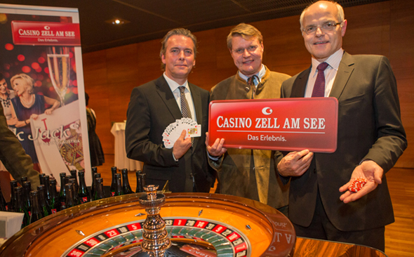 Blicken der Casino-Eröffnung entgegen: Direktor Paul Vogel, Dr. Wilfried Holleis und Dr. Karls Stoss. (Foto Faistauer)