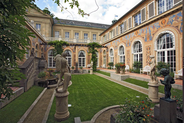 Der "Schmuckhof" im Arkadenbau in Bad Kissingen erinnert an italienische Gärten des Barock. (Foto: djd/)