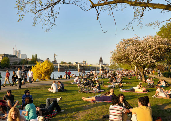 Das Mainufer ist in Frankfurt beliebter Treffpunkt zum geselligen Beisammensein unter freiem Himmel.(Foto: djd)