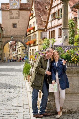 Rothenburg ob der Tauber gehört zu den beliebtesten Reisezielen bei in- und ausländischen Touristen (Foto: djd)