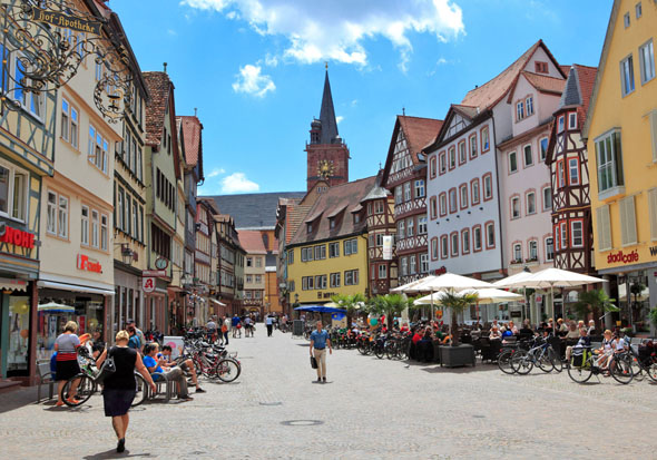 Hübsche Fachwerk-Fassaden prägen das Stadtbild von Wertheim. (Foto: djd)