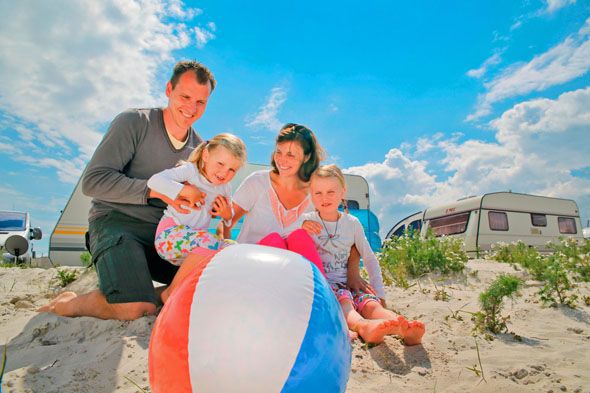 Ball spielen am Strand, sonnen und relaxen: An der Nordsee können sich Familien besonders gut erholen. (Foto: djd)