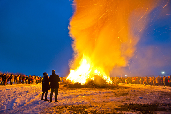 Am friesischen "Nationalfeiertag" brennen wieder vielerorts - wie hier in Husum - die Biikefeuer. (Foto Oliver Franke)