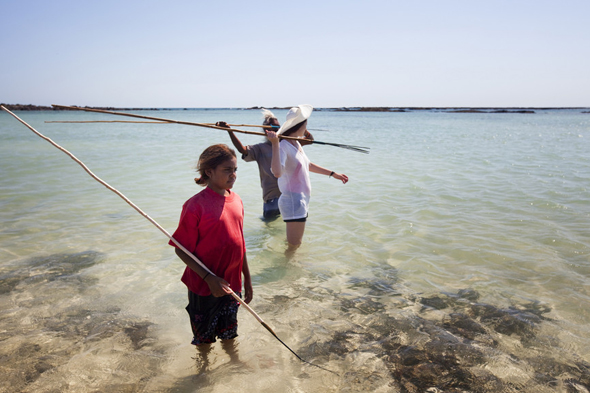 Gemeinsam mit den Aborigines geht es in Westaustralien mit dem Speer auf Krabbenfang. (Foto Tourism Australia)