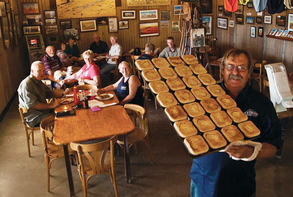 Eine Spezialität der Birdsville Bakery: die Curry Pies. 