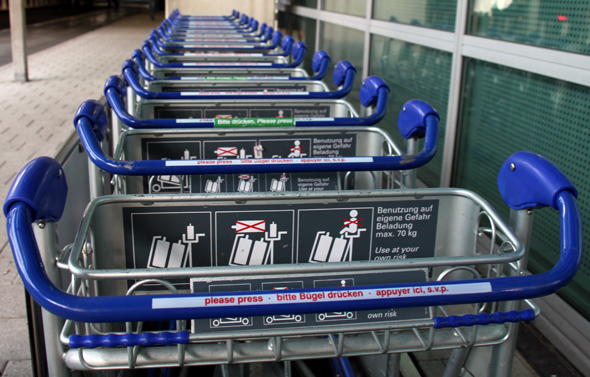 Gepäckwagen sind nun - sehr zum Ärger der Passagiere - am Flughafen Frankfurt gebührenpflichtig. (Foto Karsten-Thilo Raab)