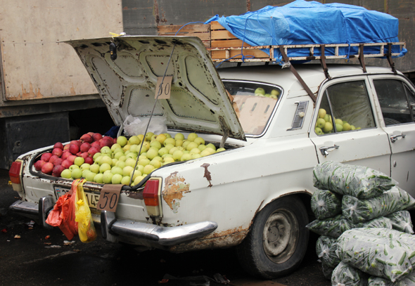 Frisches Obst gibt es in Aserbaidschan an nahezu jeder Straßenecke. Da dient auch schon mal der Kofferraum als Verkaufsraum. (Foto Karsten-Thilo Raab)