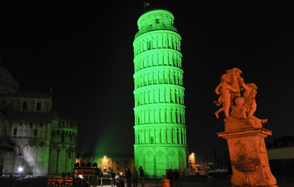 Der Schiefe Turm von Pisa gibt sich am 17. März auch ausnahmsweise mal irisch. 