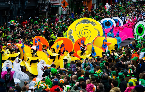 Höhepunkt der Feierlichkeiten zu Ehren des Nationalheiligen ist die große Parade durch Dublin. 