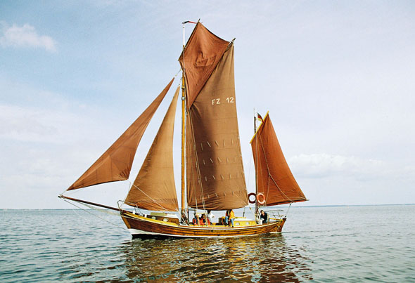 Ein Muss am Haff: Mit einem historischen Zeesenboot zur Insel Usedom schippern. (Foto: djd)