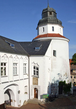 Zu den Wahrzeichen von Ueckermünde gehört das alte Schloss. Von seinem Turm aus bietet sich ein schöner Blick über das gesamte Haff. (Foto: djd)