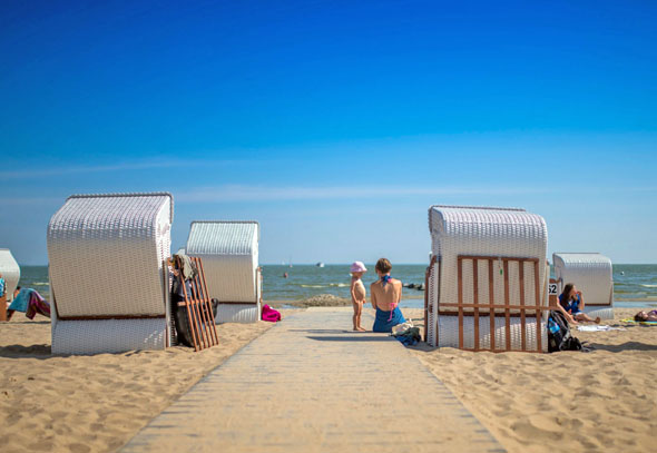 Pause am Strand: Die kleinen Buchten am Haff sind ideal für eine entspannende Auszeit. (Foto: djd)